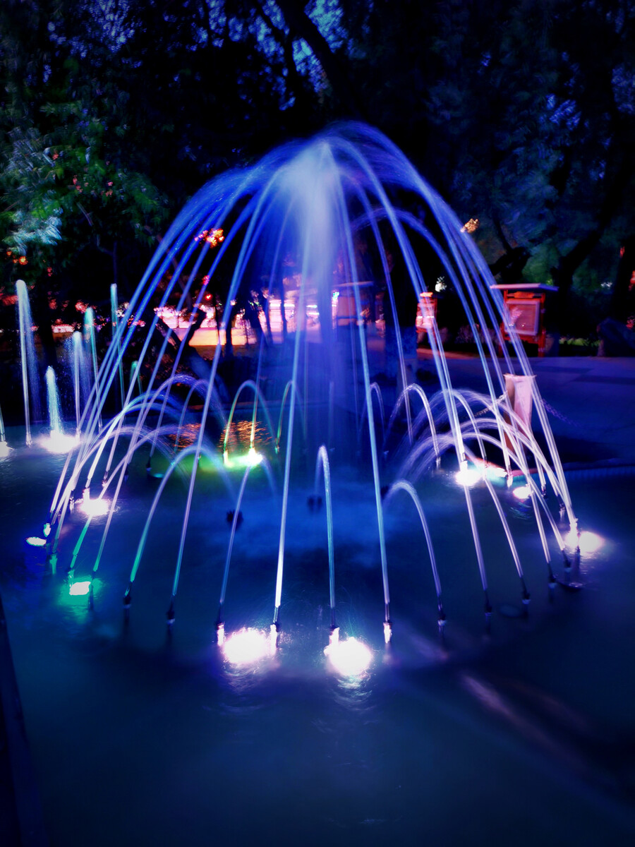 儿童公园小喷泉与仿古建筑 承载欢乐与文化的双重魅力