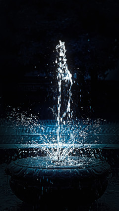 水花四溅中的仿古建筑 传统与现代的完美交融